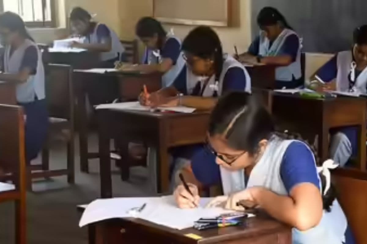 Patna News: पटना के इस सरकारी स्कूल में एक-एक कर कई छात्राएं हुई बेहोश, जांच में सामने आई चौंकाने वाली वजह