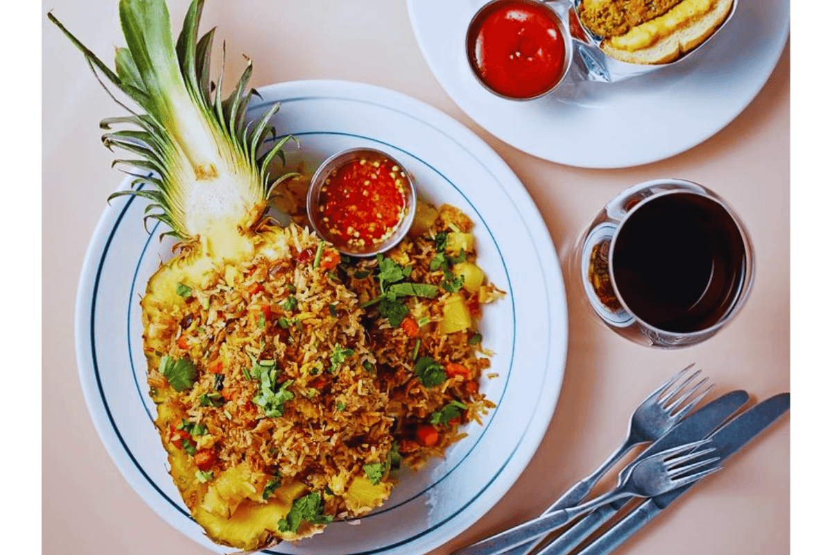Pineapple Fried Rice: थाईलैंड की मशहूर डिश आप घर पर भी बना सकती है पाइनएप्पल फ्राइड राइस