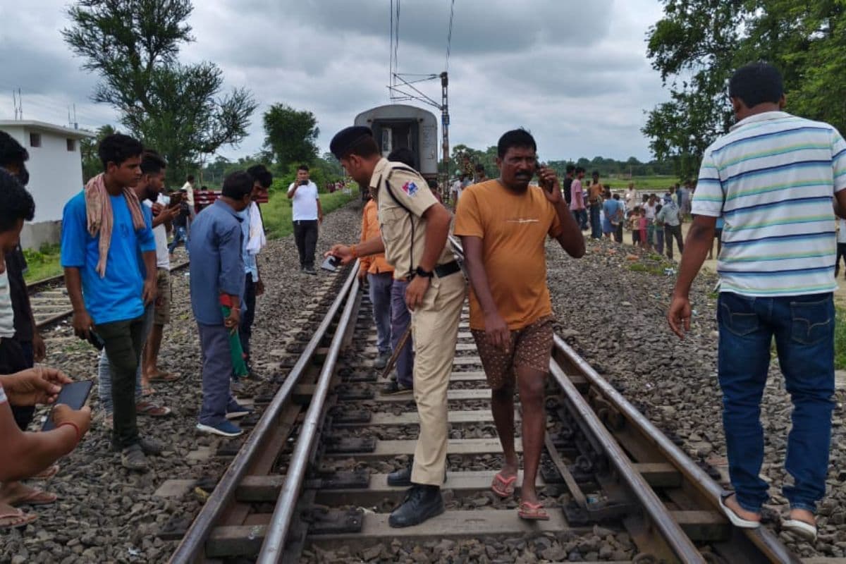 बिहार में टला बड़ा रेल हादसा, कटिहार में बेपटरी हुई कमाख्या एक्सप्रेस, देखें वीडियो
