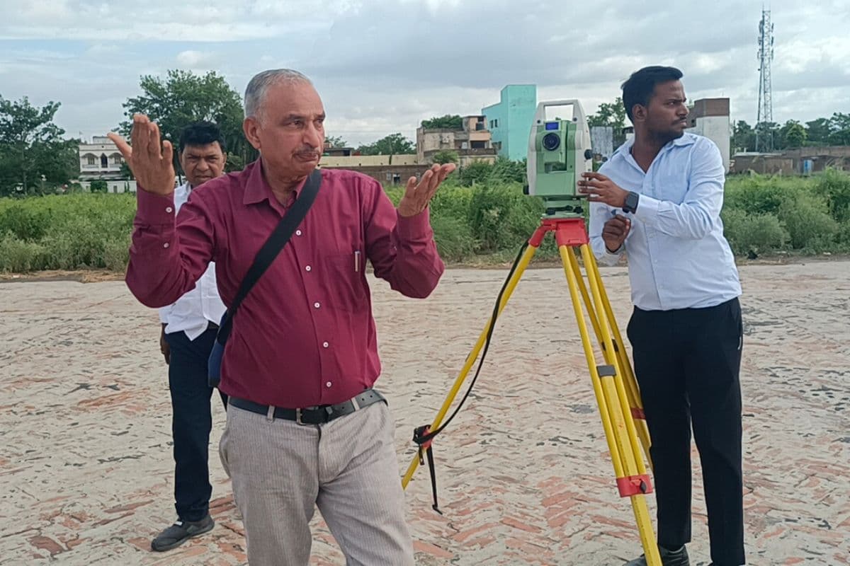 एयरपोर्ट के मैपिंग का काम करते अधिकारी