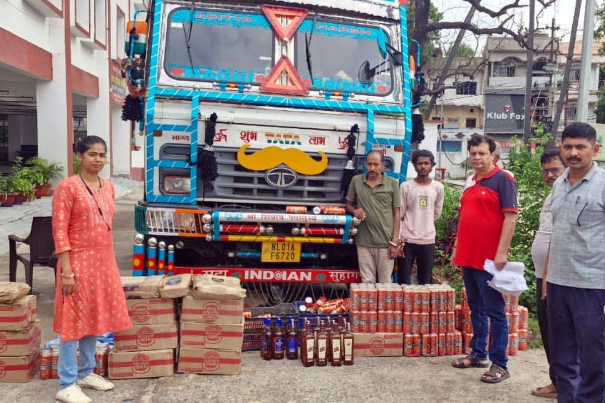 10 हजार के लालच में ट्रक में रख लिया  25 कार्टन शराब, 40 लाख की गाड़ी के साथ मालिक और खलासी गिरफ्तार