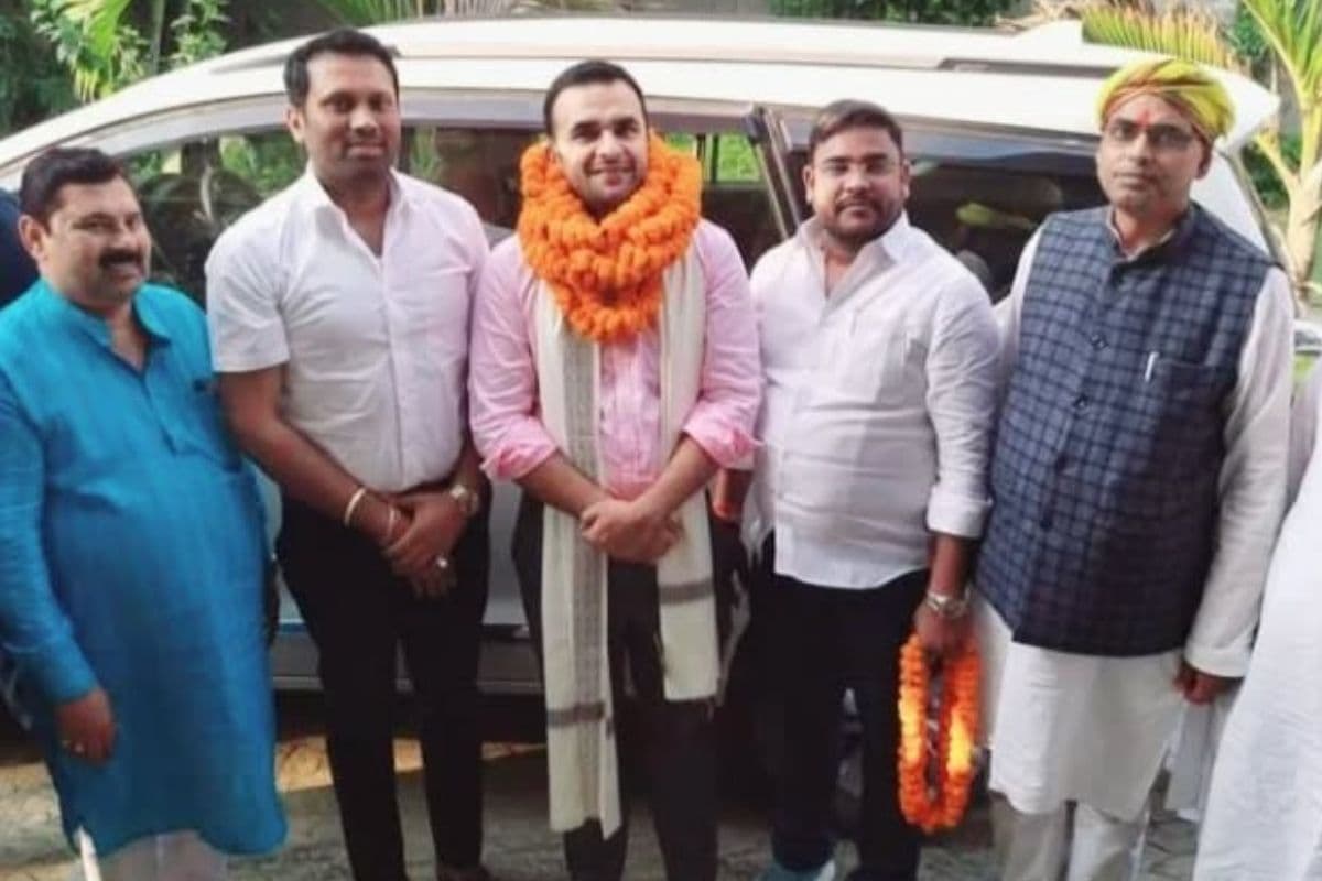 बीच में विशाल सिंह