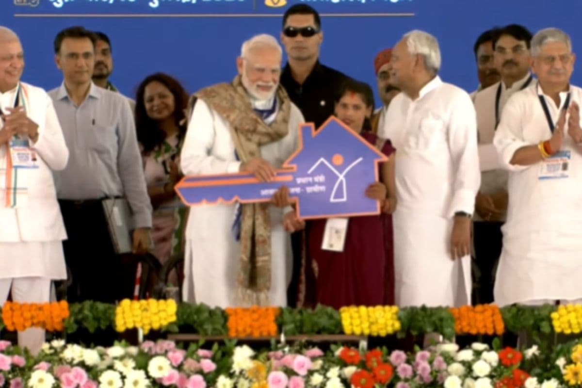 PM Modi Gift: पीएम मोदी ने बिहार से महिलाओं को दिया बड़ा तोहफा, खाते में भेजे 562 करोड़ रुपये 