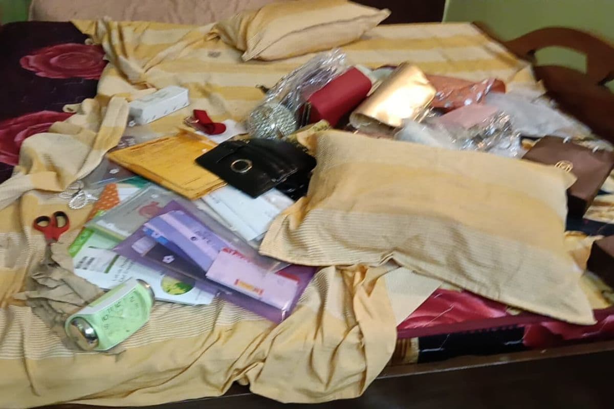 घर में बिखरा सामान