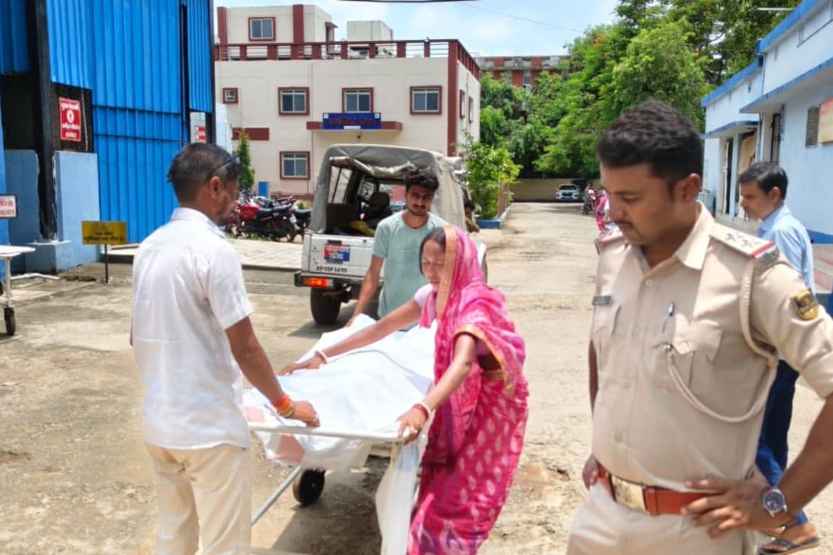 बेटे के शव से लिपटकर रोती मां