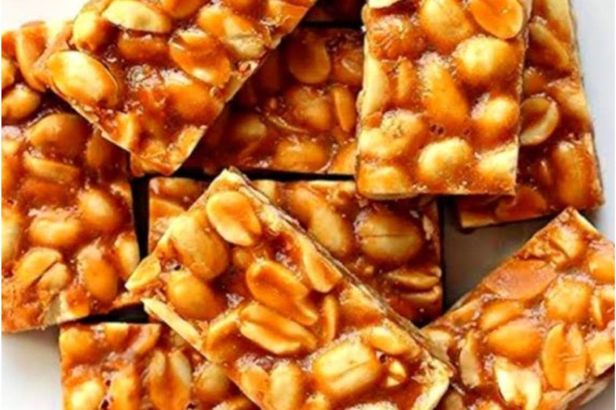 Quick Moongfali Chikki Recipe:अगर कुछ मीठा खाने का मन करें तो ट्राय करें क्रिस्पी मूंगफली चिक्की
