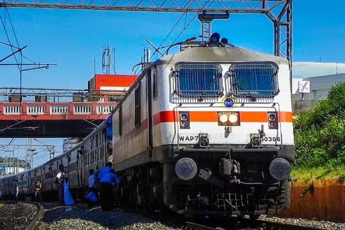 RRB Bharti 2025: रेलवे में नौकरियों की बहार! इस साल भरे जाएंगे 50,000 पद, 9,000 लोगों को नियुक्ति पत्र जारी