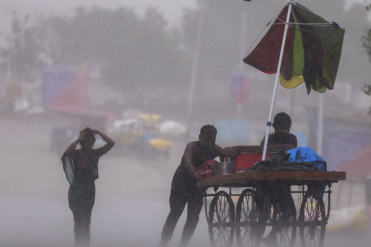 Heavy Rain Alert : आसमान से 10 जुलाई तक बरसेगी आफत, दुबक जाएं घर के अंदर