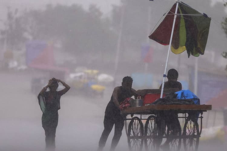 बिजली गिरेगी… बादल गरजेंगे… यूपी के इन जिलों में अगले 48 घंटे में होगी भारी बारिश