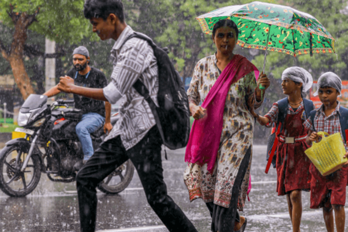 Rajasthan Weather: राजस्थान में भारी बारिश का रेड अलर्ट, स्कूलों में हुई छुट्टी