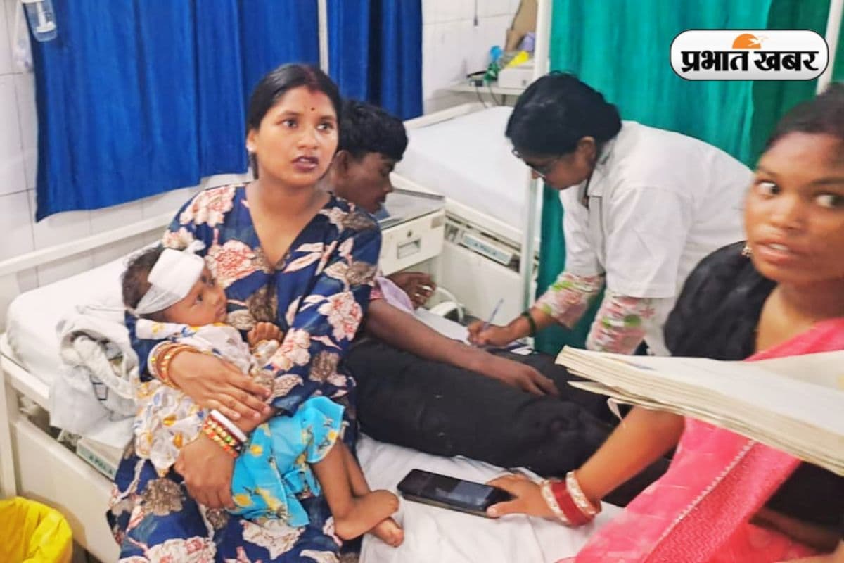 सरायकेला-चाईबासा रोड पर सड़क दुर्घटना में 17 घायल, गंभीर रूप से घायल 3 लोग एमजीएम रेफर