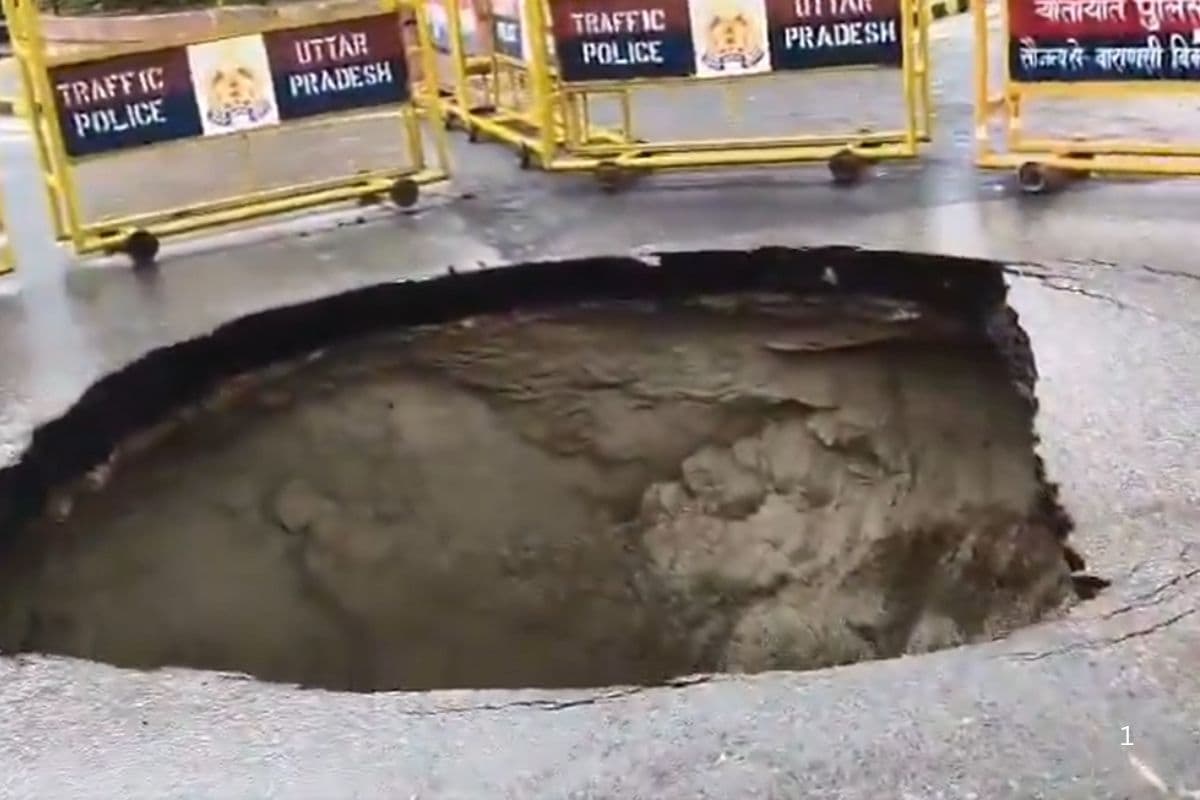 देखते ही देखते 12 फीट धंस गई सड़क, वाराणसी के VIP मार्ग पर बना बड़ा गड्ढा, देखिए वीडियो