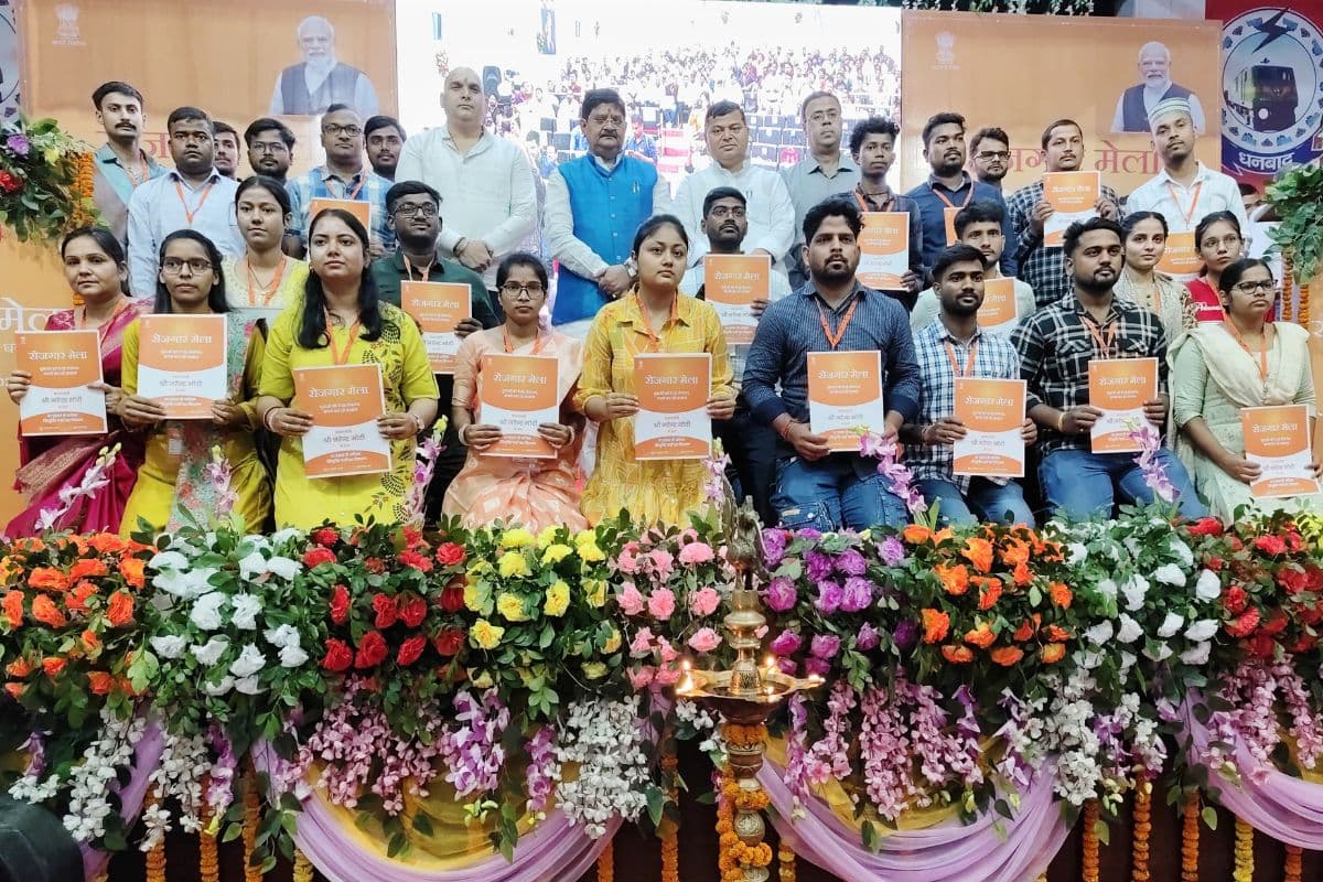Rojgar Mela 2025: धनबाद में रोजगार मेला, 143 चयनित अभ्यर्थियों को नियुक्ति पत्र