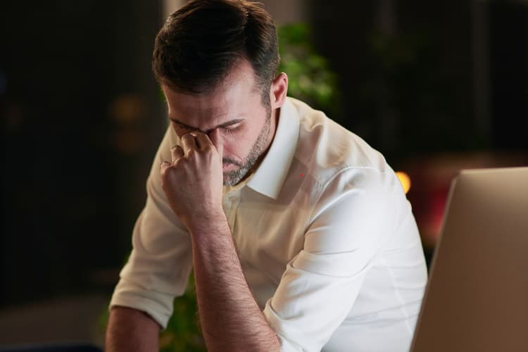 आपका शरीर चुपचाप लगा रहा है मदद की गुहार! इन 5 Silent Signals पहचानें नहीं तो उठाकर ले जाएंगे यमराज