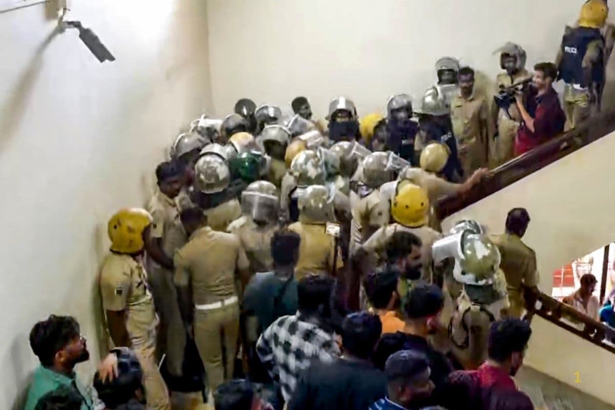 स्टूडेंट्स फेडरेशन ऑफ इंडिया का विरोध प्रदर्शन, राज्यपाल से मांगा इस्तीफा, लगाया विश्वविद्यालयों के भगवाकरण का आरोप