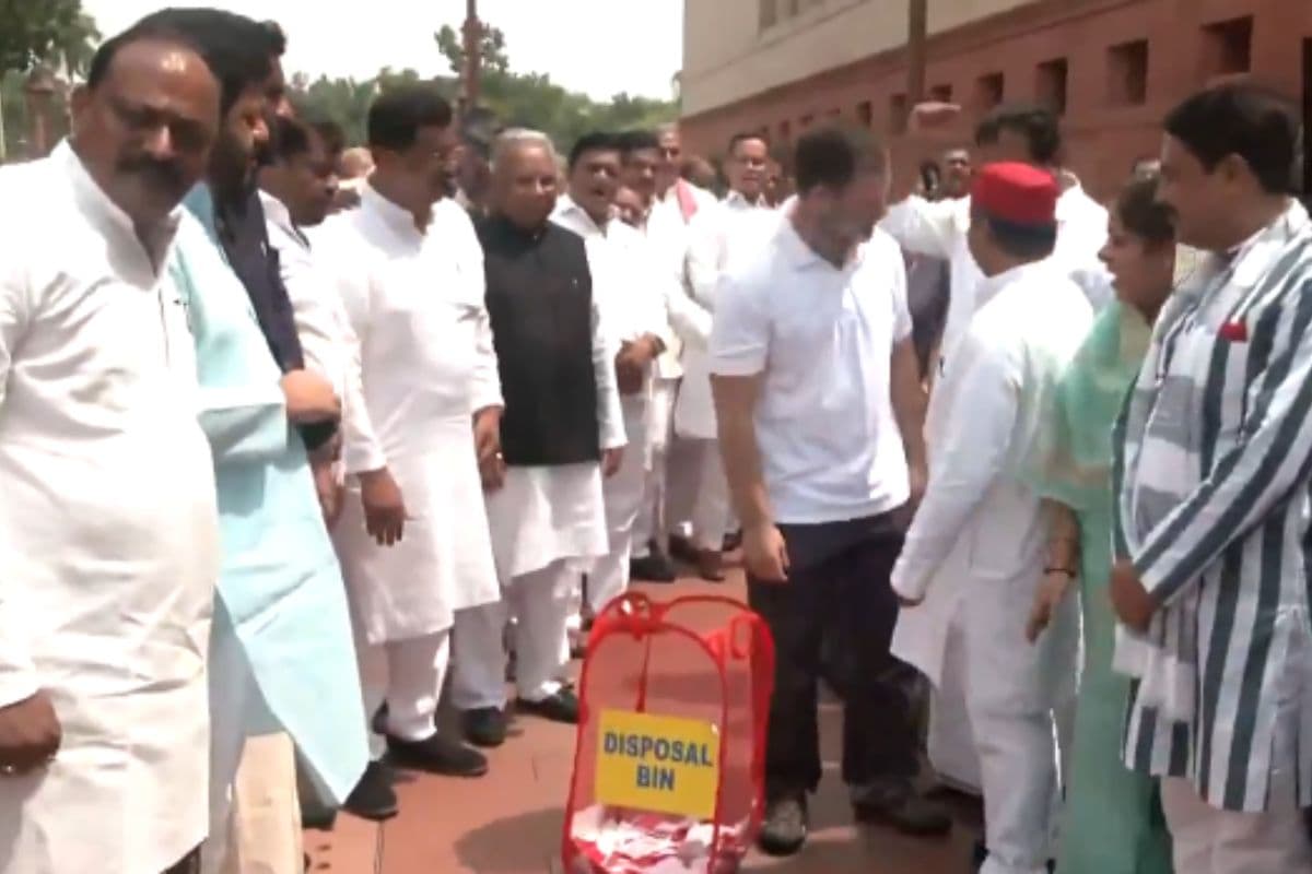 Watch Video: मॉनसून सत्र के 5वें दिन भी SIR का विरोध, अनोखे अंदाज में विपक्ष ने सरकार को घेरा