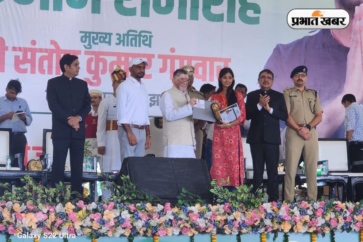 जयराम महतो ने निभाया अपना वादा, डुमरी के होनहारों को राज्यपाल ने किया सम्मानित