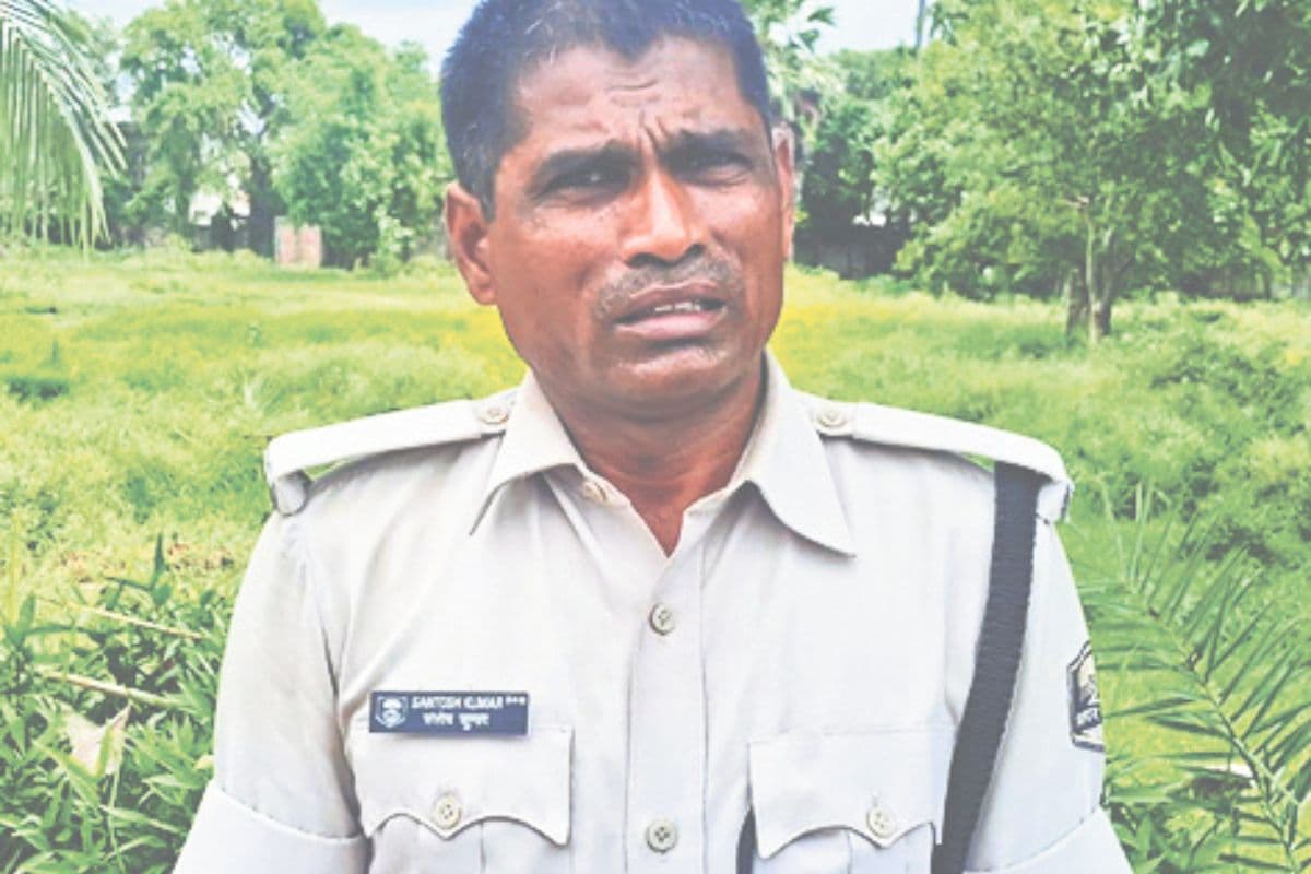 Jehanabad News: रेलवे ट्रैक पर मौत के मुंह से लौटा जवान, मुंह से कपड़ा हटाकर बचाई अपनी जान, विभागीय साजिश का आरोप