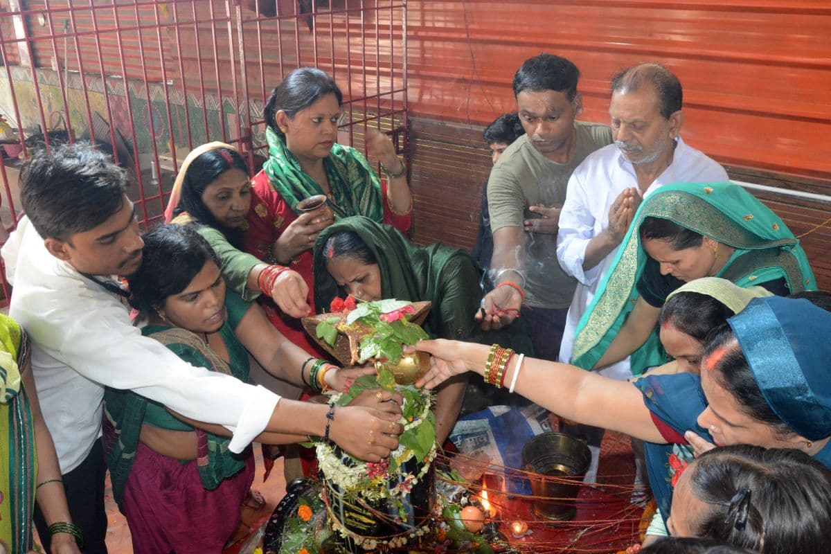 Sawan Somwar 2025: भक्ति और आस्था का अभिषेक, बम-बम भोले से गूंजे शिवालय, पहली सोमवारी पर शिव भक्ति में लीन रहे श्रद्धालु