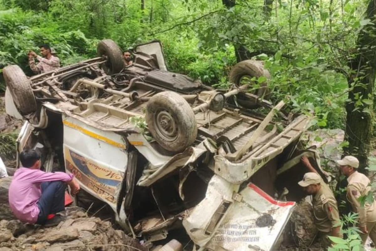 Jammu Kashmir: जम्मू-कश्मीर में भीषण सड़क हादसा, खाई में गिरी टेम्पो ट्रेवलर, 5 की मौत