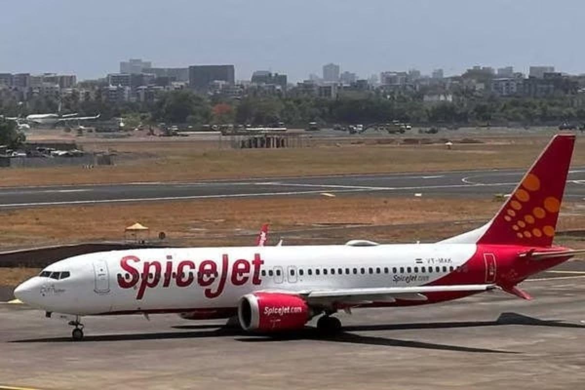 SpiceJet Flight: स्पाइस जेट विमान की खिड़की का फ्रेम हवा में उखड़ा, जानें फिर क्या हुआ?