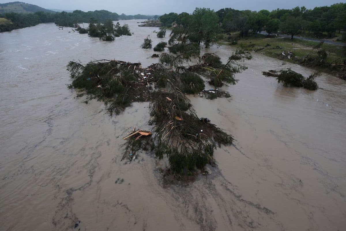 Texas Flood : टेक्सास में बाढ़ ने जमकर तांडव मचाया है. ‘समर कैंप’ से 20 से अधिक लड़कियां लापता हो गईं. इसका वीडियो सामने आया है जो बहुत ही भयावह है. देखें वीडियो.