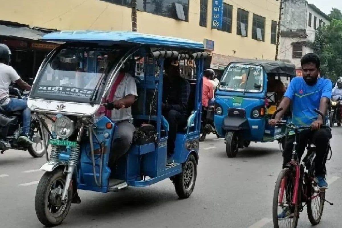 Bihar News: बिना लाइसेंस और रजिस्ट्रेशन के सड़कों पर दौड़ रहे सैकड़ों ई-रिक्शा, नाबालिग चला रहे ई-रिक्शा