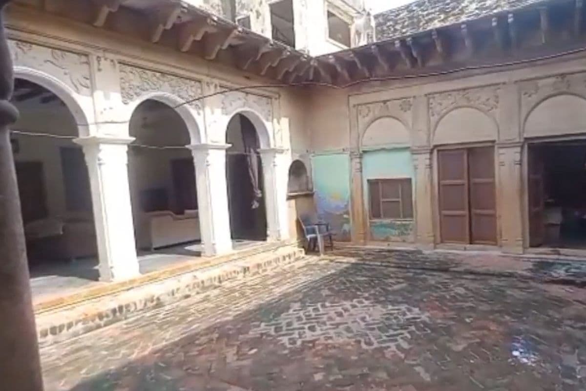 तोता, बकरी, गिलहरी और भेड़िया है लोगों का सरनेम... अनोखी परंपरा से भरा यूपी का गांव