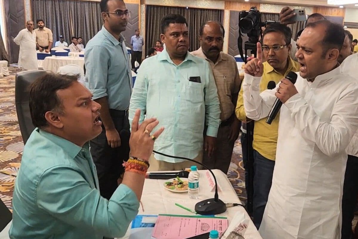 नगर निगम की बैठक में हंगामा: मेयर बोलीं- चुप रहिए, प्रस्ताव पास हो गया; आयुक्त बोले- नियमविरुद्ध है, एजेंडे में था ही नहीं