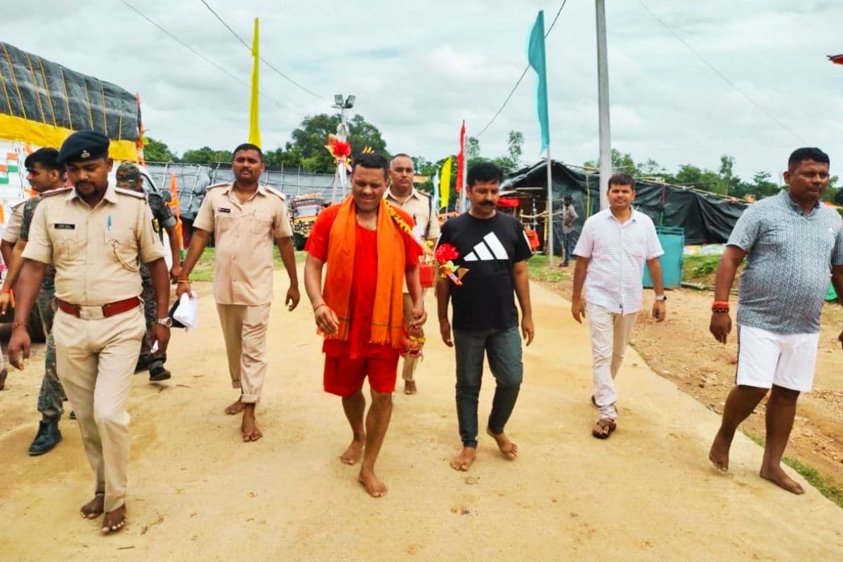 Sawan 2025: बिहार के दिग्गज अधिकारी भी पैदल जा रहे बाबाधाम, कांवरिया पथ पर आम से लेकर खास तक एक समान