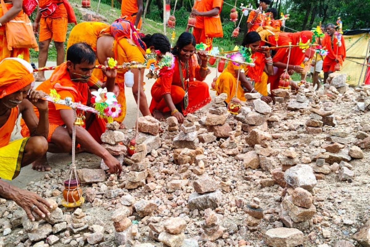 Sawan 2025: बोल बम नारे लगाते सुईया पहाड़ पर चढ़े कांवरिया, बेहद खास है मान्यता, देखिए तस्वीरें