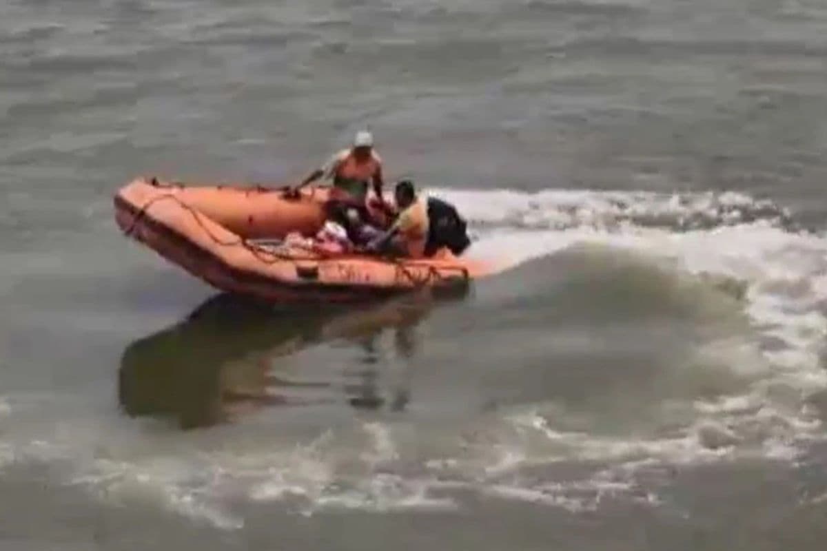 Patna News: कांवरियों से भरी नाव उफनाई पुनपुन नदी में पलटी, 2 लापता लोगों की हो रही तलाश