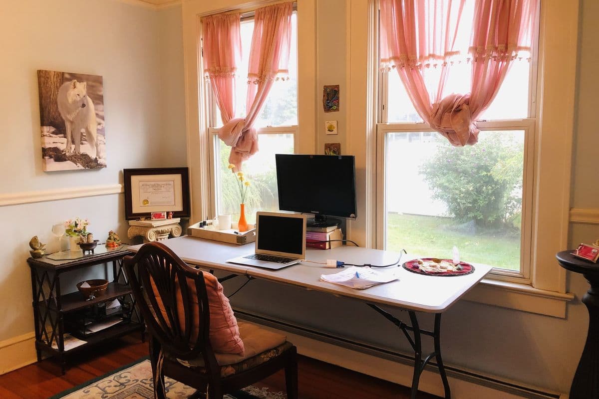 Feng Shui Tips: ऑफिस की नेगेटिविटी करना है दूर, तो अपनाएं फेंगशुई के ये चमत्कारी नियम