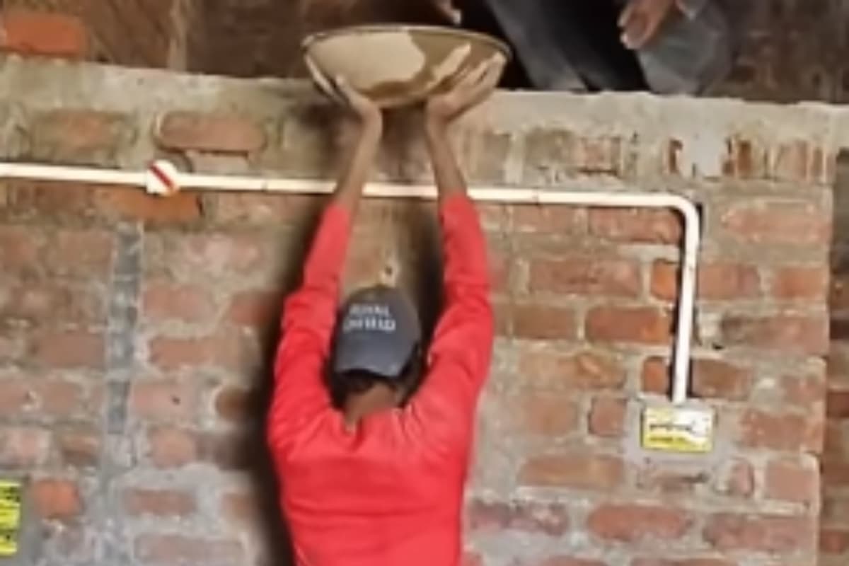 Viral Video: "बुद्धि का ऐसा 'जुगाड़' नहीं देखा होगा! मज़दूर की हरकत देख लोगों ने पीट लिया सिर"