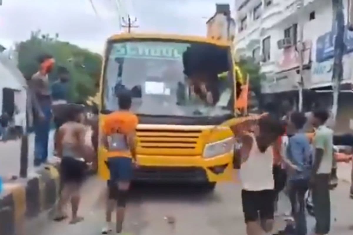 गुस्साए कांवड़ियों ने स्कूल बस में की तोड़फोड़, मचा हंगामा, देखें वीडियो