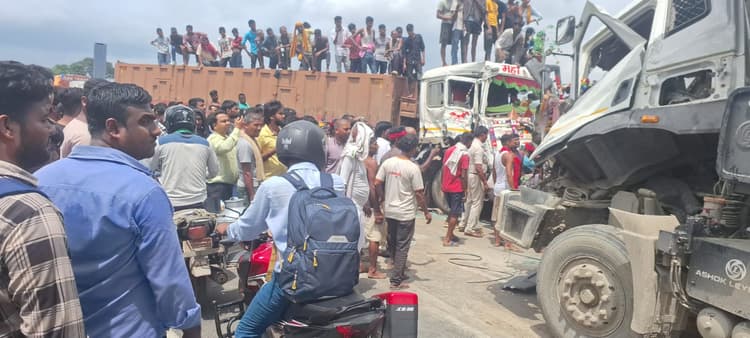 Bihar News: कटिहार में ट्रक-हाइवा की भीषण टक्कर, दो घंटे स्टीयरिंग के बीच फंसा रहा ड्राइवर, मौत