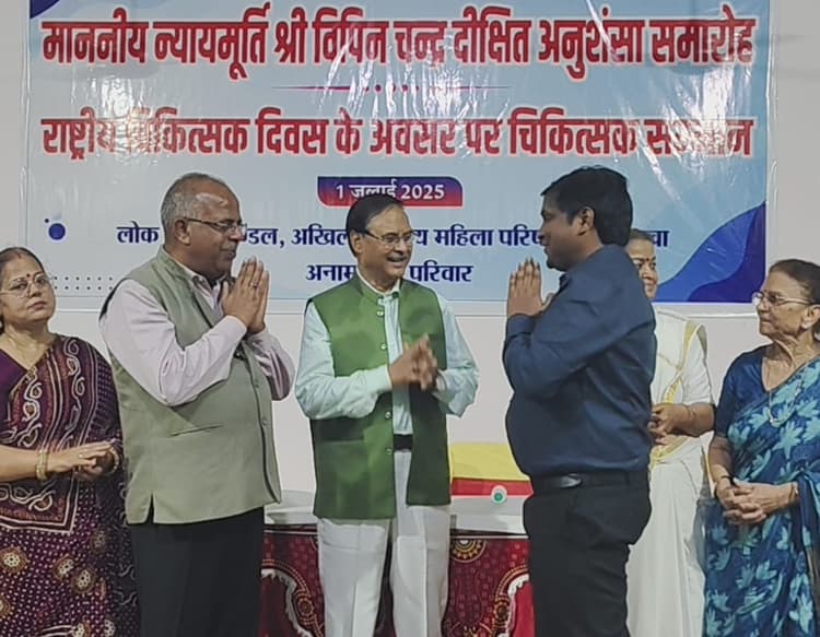 प्रयागराज: "चिकित्सा रत्न 2025" सम्मान से नवाजे गए डॉ. संजय कुमार