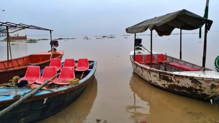 Bihar Flood: बिहार में नदियां लाल निशान पार, नदी में डूबने से मासूम समेत छह की मौत