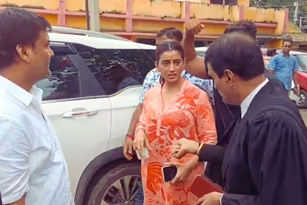Akshara Singh: बेगूसराय कोर्ट में भोजपुरी एक्ट्रेस अक्षरा सिंह ने किया सरेंडर, जानिए क्या है मामला…