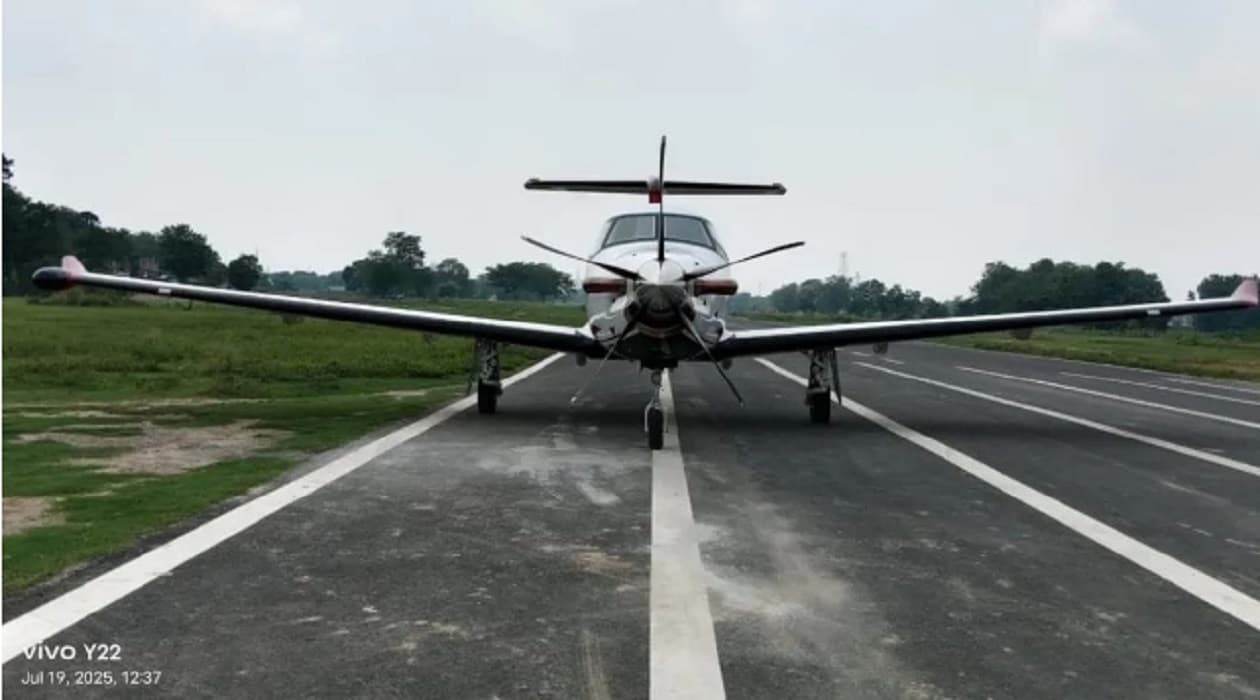 Bihar News: बेगूसराय के उलाव एयरपोर्ट पर वर्षों बाद उतरा चार्टर प्लेन, कोलकाता से पहुंचा आठ सीटर एयरक्राफ्ट