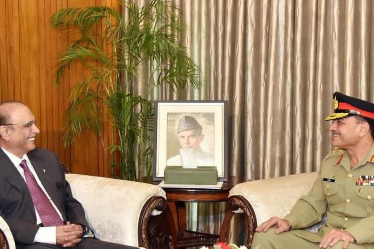 Coup In Pakistan: पाकिस्तान में तख्तापलट की आहट, जरदारी की कुर्सी पर मुनीर मारेंगे डंक? बन सकते हैं नये पाक राष्ट्रपति