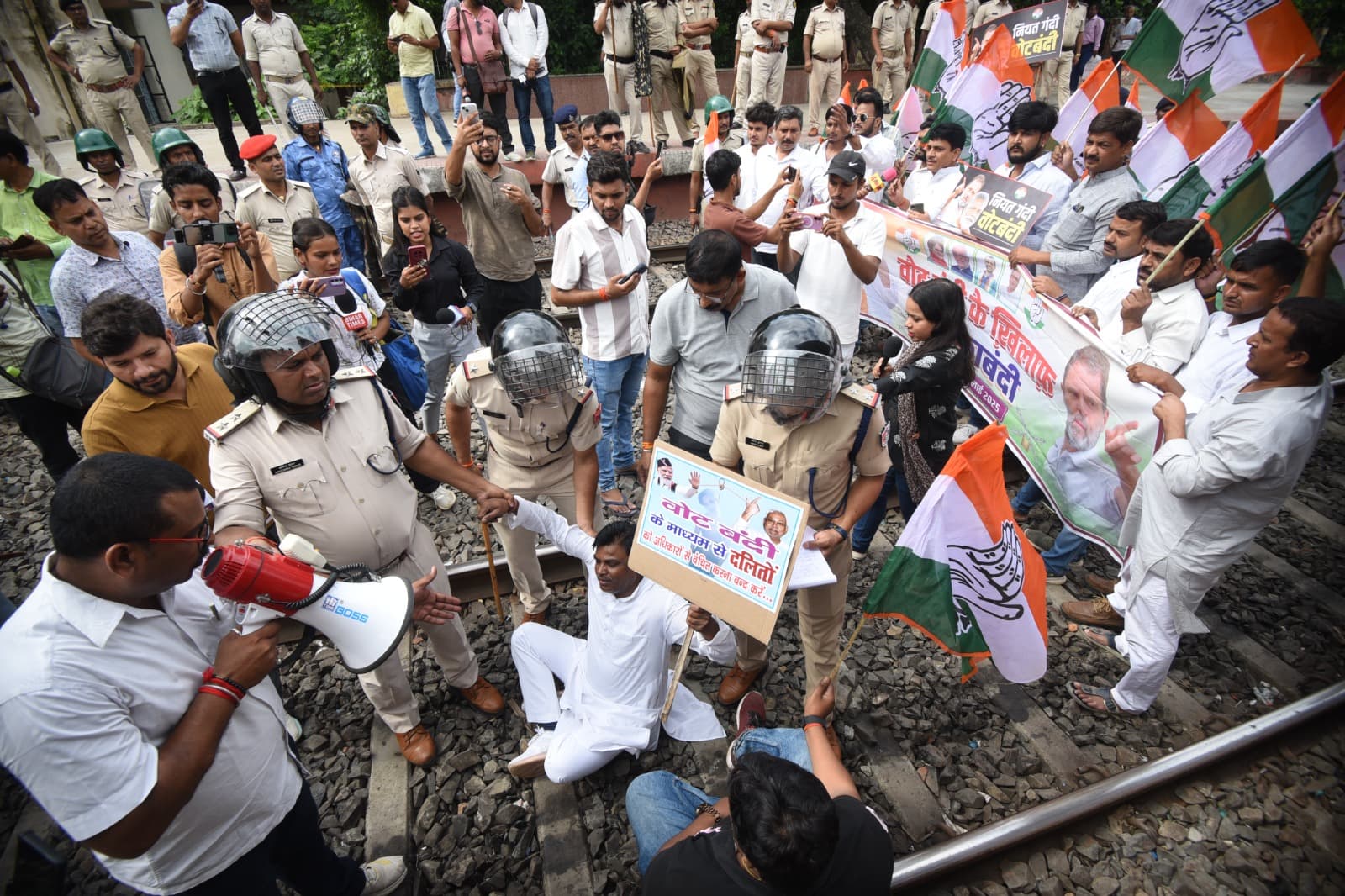 Bihar Band: कोई ट्रेन के इंजन पर चढ़े तो कोई रेलवे ट्रैक पर लेटा, बिहार बंद समर्थकों का पटना में जोरदार प्रदर्शन