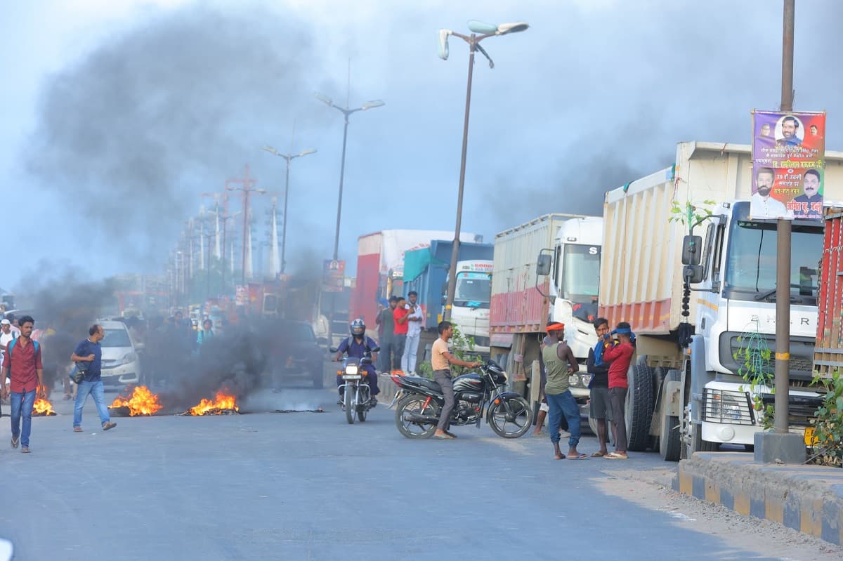 Photo: बिहार बंद का दिखने लगा असर, महात्मा गांधी सेतु बंद,  सड़क पर उतरे कार्यकर्ता