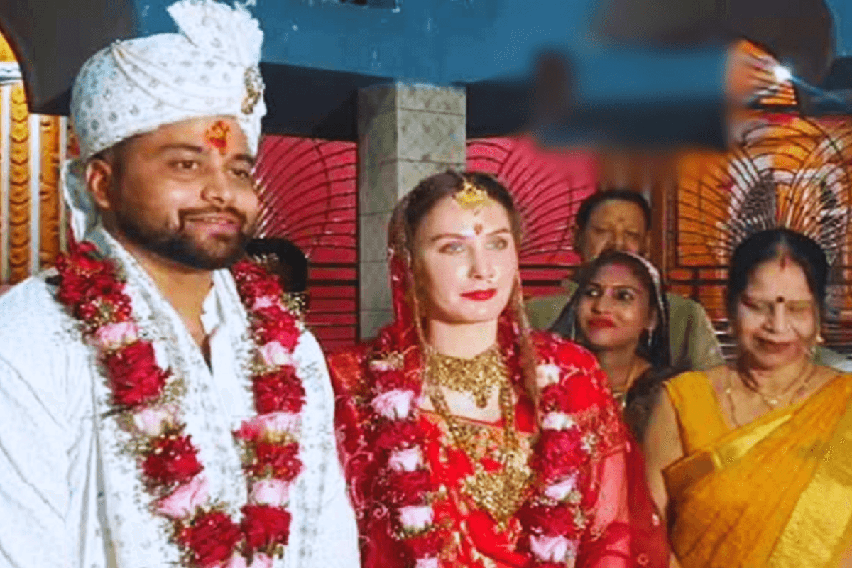 बिहार के युवक ने रशियन गर्लफ्रेंड से मंदिर में रचाई शादी, विदेशी बहु पाकर खुश हुआ परिवार