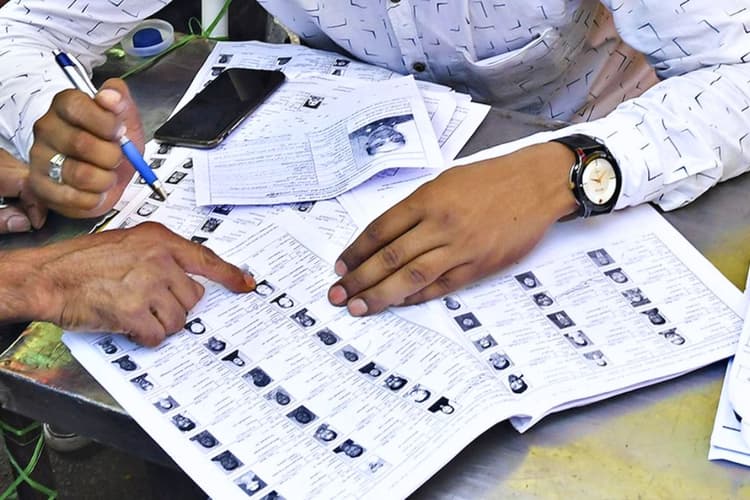 नई वोटर लिस्ट में बिहार के 65 लाख मतदाताओं का नाम कटा, आयोग ने जारी की सूची