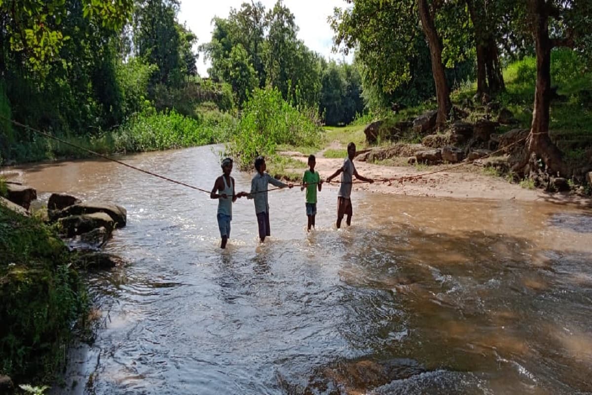 Bokaro News: बोकारो में अव्यवस्था के दंश से बेहाल ग्रामीण, जान जोखिम में डालकर स्कूल जाते हैं बच्चे