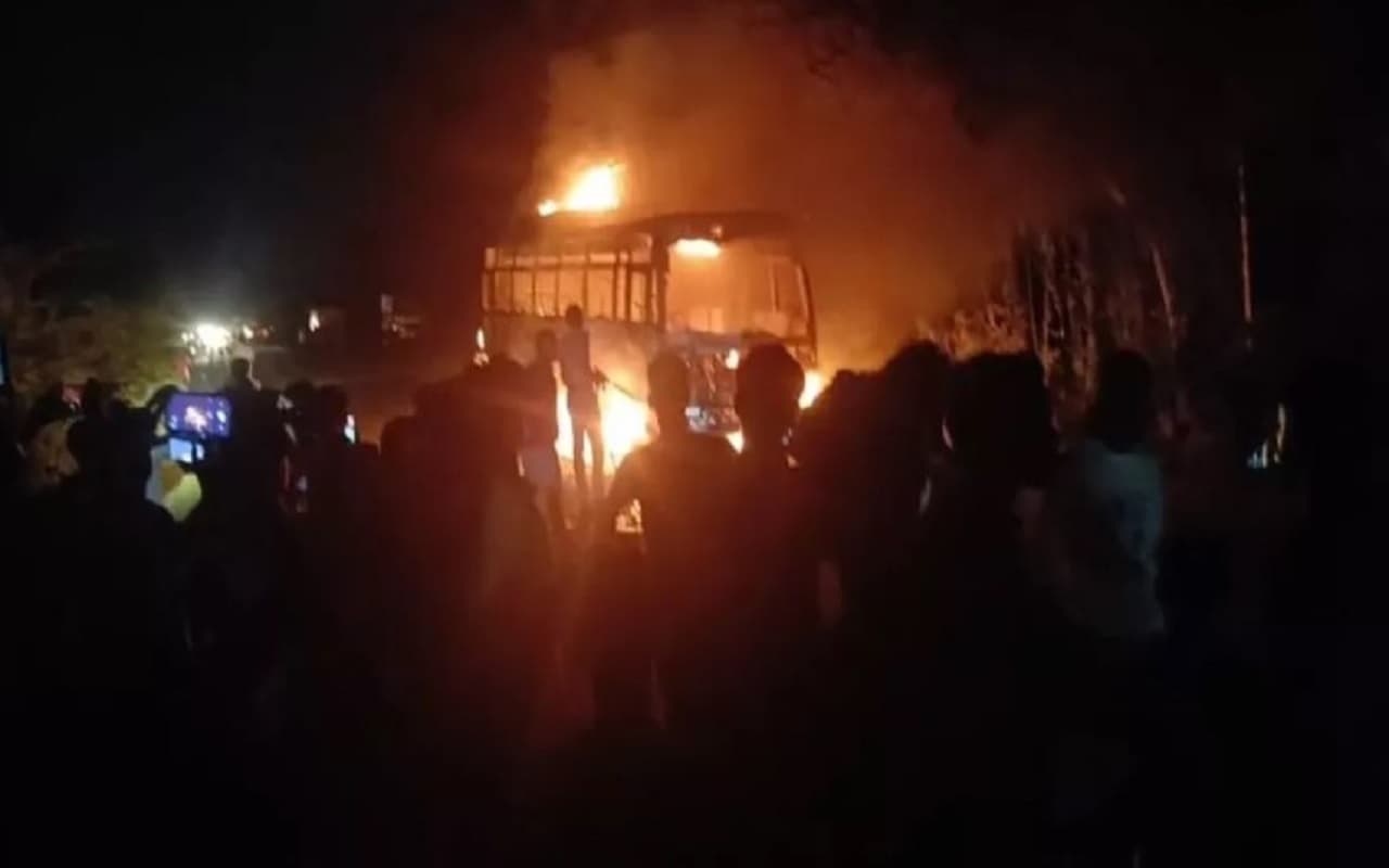 हाजीपुर में मुहर्रम जुलूस में घुसी बेलगाम बस से दो युवक जख्मी, गुस्साए लोगों ने बस में लगायी आग