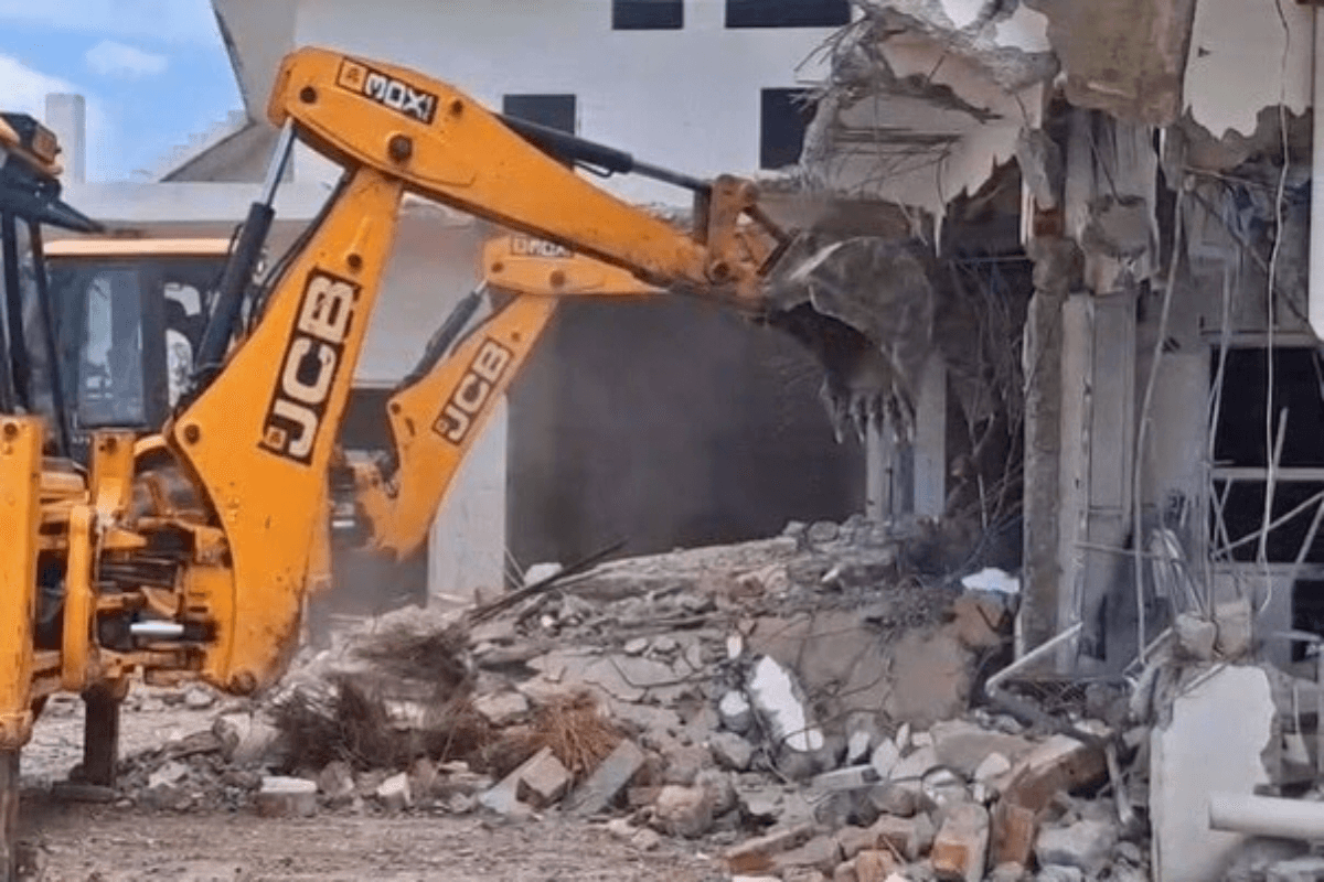 छांगुर बाबा का दुबई लिंक खुलते ही गरजा बुलडोजर, पुलिस तोड़ती रही दीवारें, बच्चे चिल्लाते रहे!