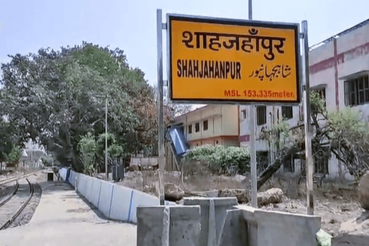 शाहजहांपुर में एडीएम का निरीक्षण: बच्चों संग जमीन पर बैठकर खाया मिड-डे मील, गांव की सफाई खुद झाड़ू उठाकर की