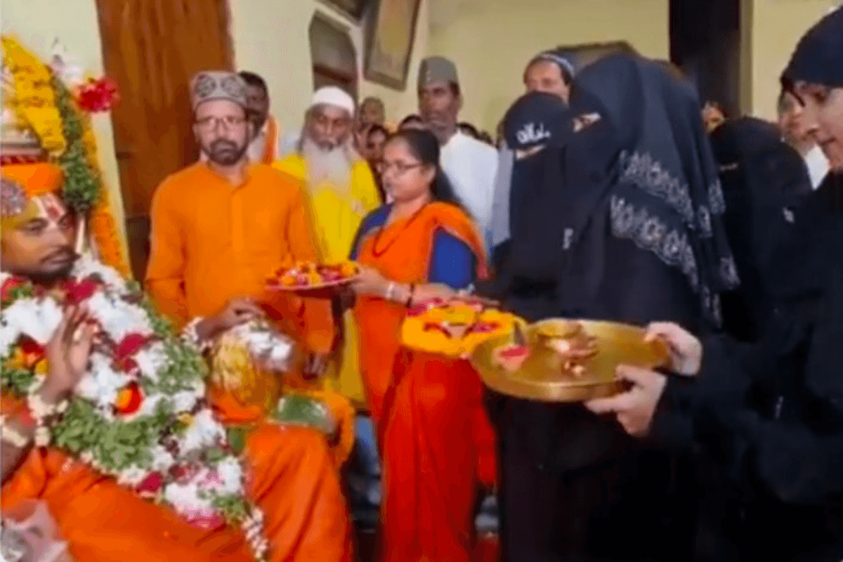 काशी में दिखी गंगा-जमुनी तहजीब की अनोखी मिसाल, मुस्लिम महिलाओं ने उतारी जगद्गुरु की आरती